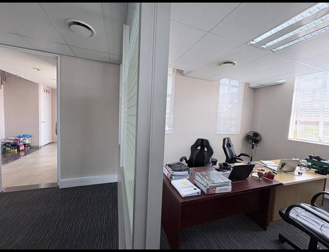 117M² OFFICE TO LET IN DAINFERN